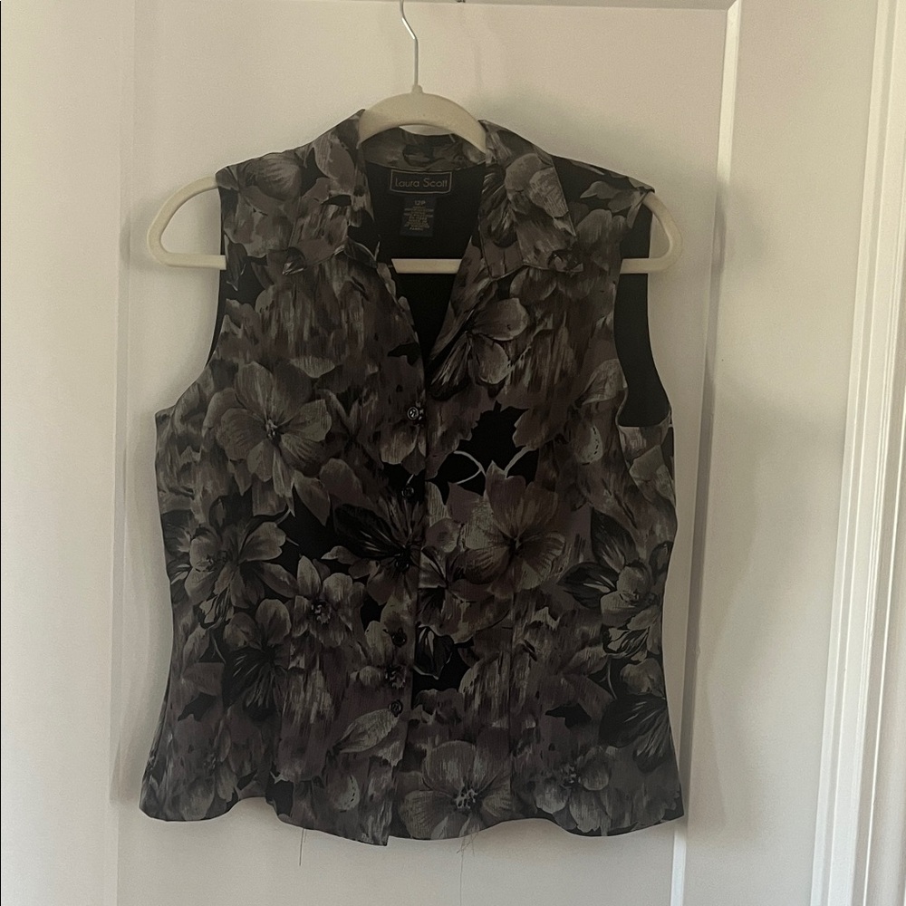 LAST CHANCE! Laura Scott Black and Gray Floral Sleeveless Button-Front Top